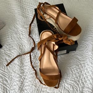 New Liliana sandals in tan size 9
